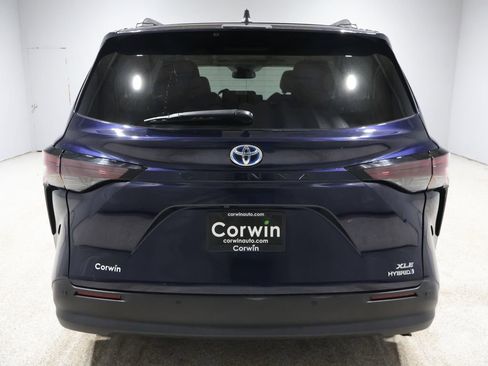 Used 2024 Toyota Sienna XLE image 3