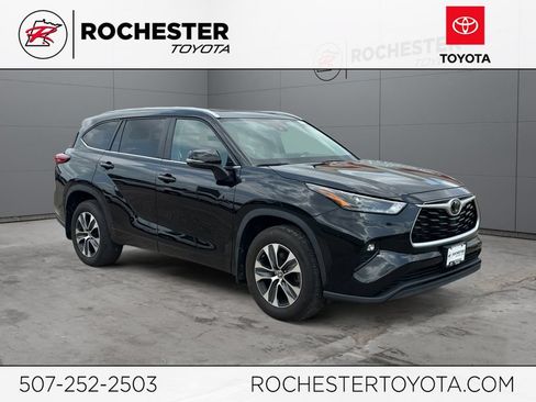 Used 2023 Toyota Highlander XLE AWD/4WD image 1