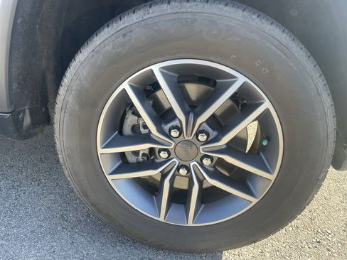 Used 2021 Jeep Grand Cherokee Limited w/ Trailer Tow Group IV image 32