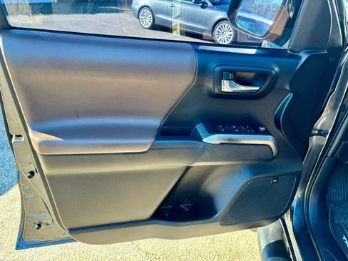 Used 2017 Toyota Tacoma Limited image 9