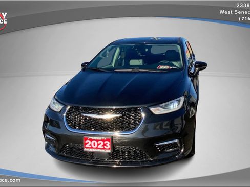 Used 2023 Chrysler Pacifica Touring-L image 2