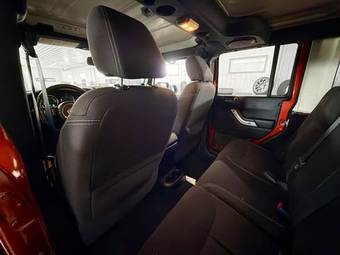 Used 2014 Jeep Wrangler Unlimited Sahara w/ Connectivity Group AWD/4WD image 9
