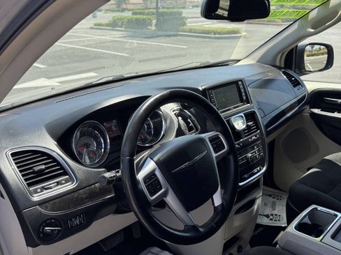 Used 2015 Chrysler Town & Country Touring FWD image 16