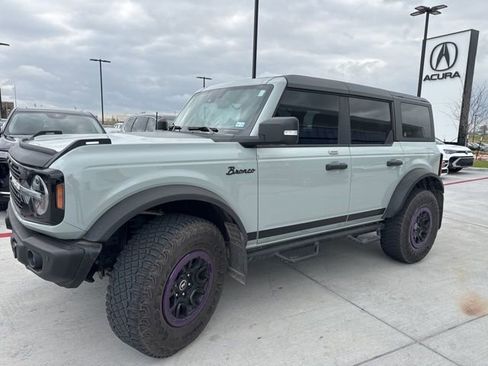 Used 2023 Ford Bronco Wildtrak image 2