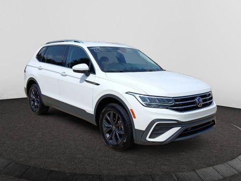 Used 2024 Volkswagen Tiguan SE FWD image 1