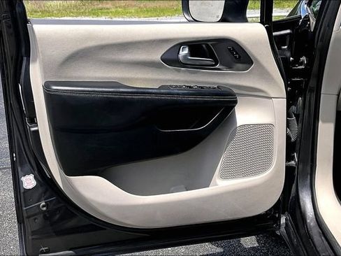 Used 2023 Chrysler Pacifica Touring-L FWD image 20