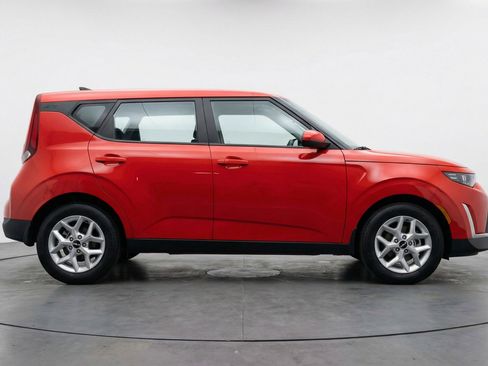 Used 2025 Kia Soul LX w/ LX Technology Package FWD image 11