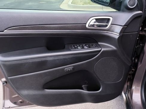 Used 2018 Jeep Grand Cherokee Limited w/ Luxury Group II image 30