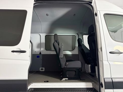 Used 2018 Mercedes-Benz Sprinter 2500 image 40