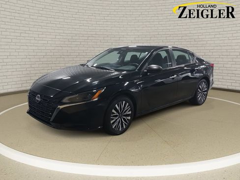 Used 2024 Nissan Altima 2.5 SV image 1