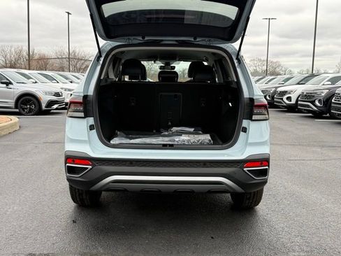 New 2026 Volkswagen Taos SE AWD/4WD image 3