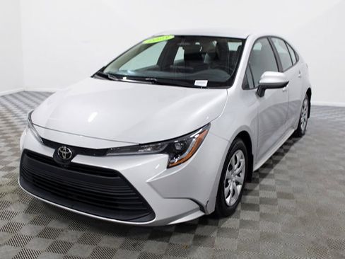 Used 2023 Toyota Corolla LE image 2