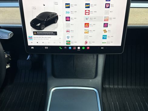 Used 2025 Tesla Model Y Long Range AWD/4WD image 3