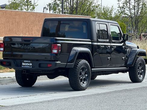 Used 2023 Jeep Gladiator Sport AWD/4WD image 4