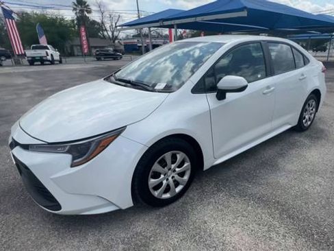 Used 2025 Toyota Corolla LE FWD image 4