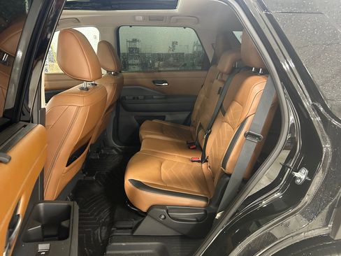 Used 2024 Nissan Pathfinder Platinum w/ Cargo Package image 19