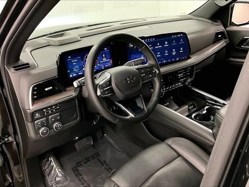 Used 2025 Chevrolet Suburban Z71 AWD/4WD image 15