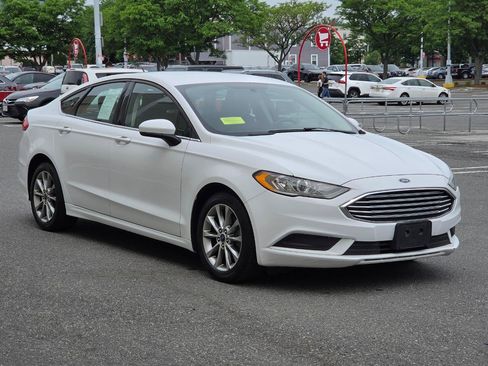 Used 2017 Ford Fusion SE FWD image 3
