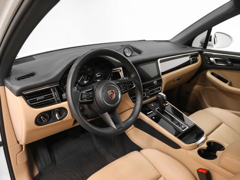 Certified 2023 Porsche Macan AWD/4WD image 4