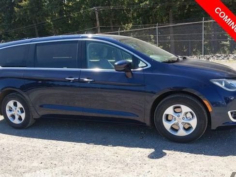Used 2018 Chrysler Pacifica Touring Plus FWD image 3