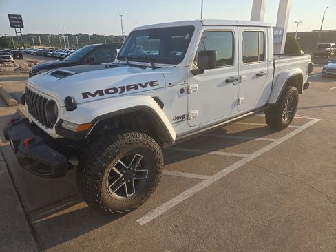 Used 2025 Jeep Gladiator Mojave w/ Convenience Group AWD/4WD image 2