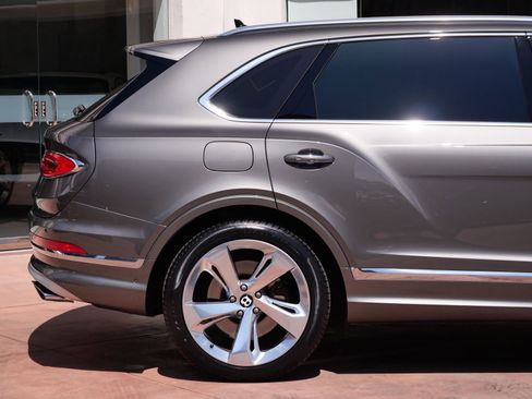 Used 2023 Bentley Bentayga Extended Wheelbase AWD/4WD image 9