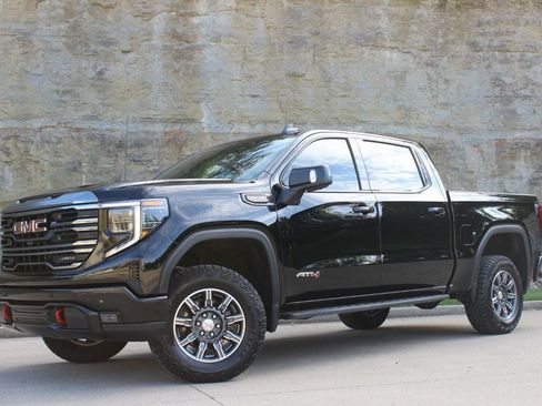Used 2024 GMC Sierra 1500 AT4 w/ Technology Package AWD/4WD image 3