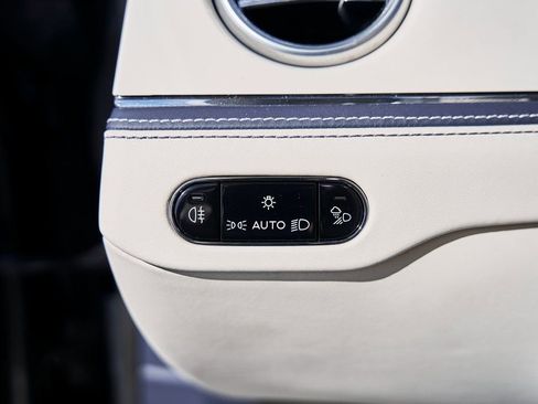 Used 2024 Bentley Flying Spur V8 AWD/4WD image 52