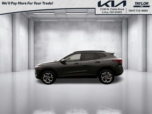 Used 2025 Chevrolet Trax LT FWD image 3