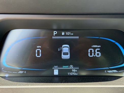 Used 2025 Hyundai Elantra SE FWD image 12
