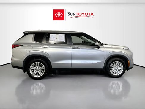 Used 2023 Mitsubishi Outlander ES image 2