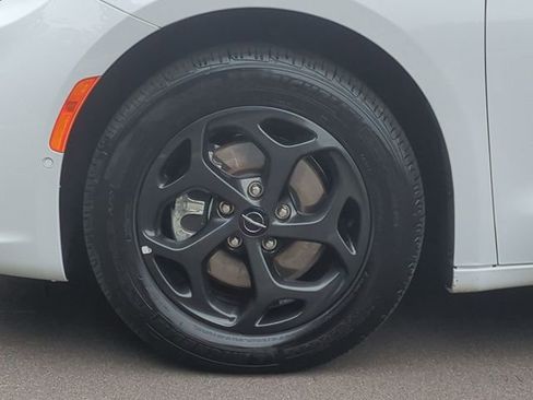Used 2024 Chrysler Pacifica Limited FWD image 19