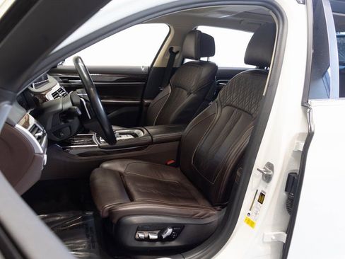 Used 2021 BMW 740i w/ Premium Package RWD image 19