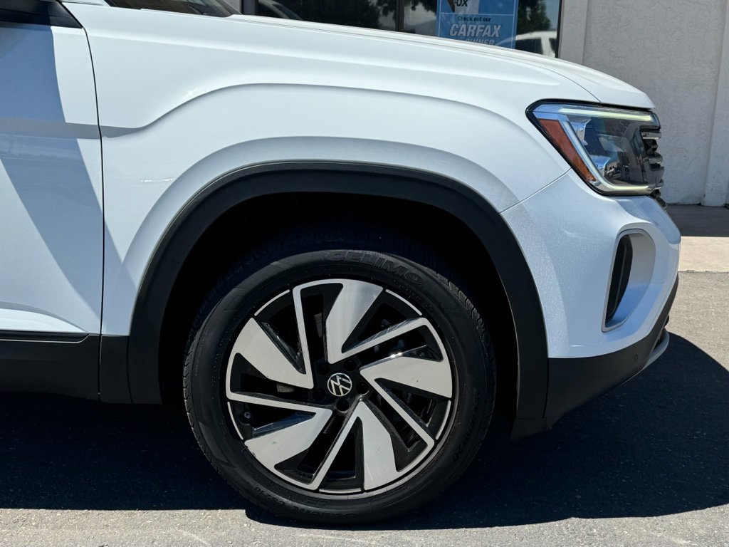 Used 2025 Volkswagen Atlas SE FWD image 2