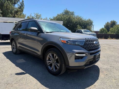 Used 2021 Ford Explorer XLT w/ Equipment Group 202A AWD/4WD image 7