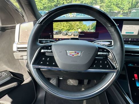 Used 2025 Cadillac Escalade ESV Luxury RWD image 16