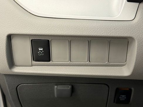 Used 2015 Toyota Sienna LE FWD image 28