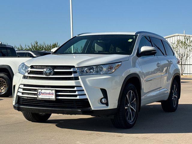 Used 2018 Toyota Highlander XLE AWD/4WD image 3