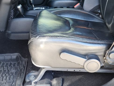 Used 2016 Jeep Wrangler Unlimited Rubicon w/ Connectivity Group image 11