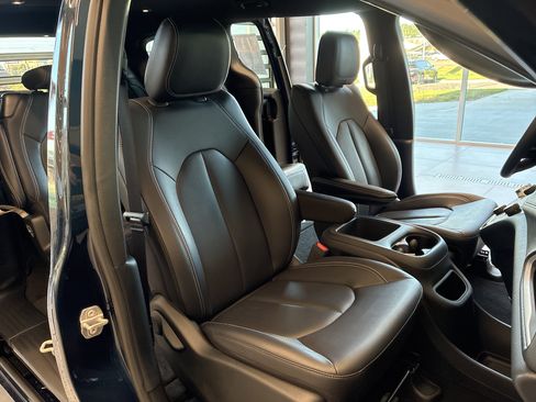 Certified 2025 Chrysler Pacifica Select FWD image 18