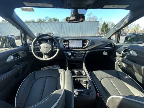 New 2026 Chrysler Pacifica Limited image 15