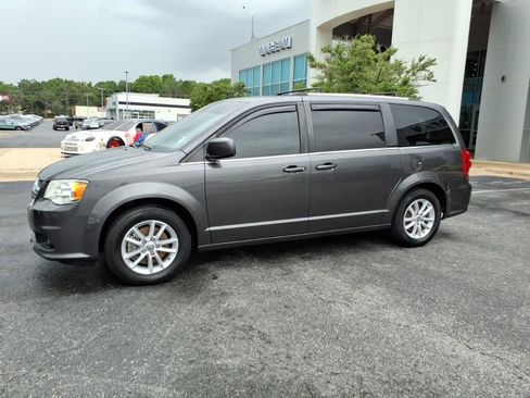 Used 2019 Dodge Grand Caravan SXT FWD image 3