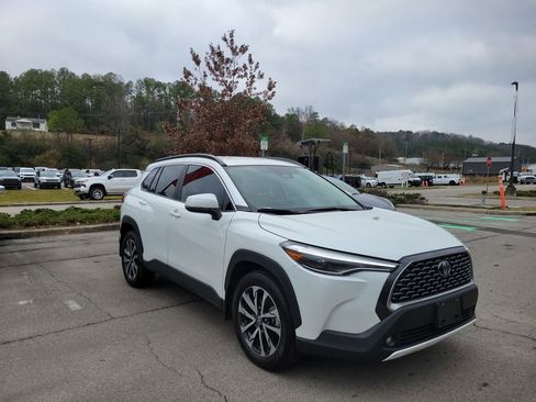 Used 2024 Toyota Corolla Cross XLE image 1