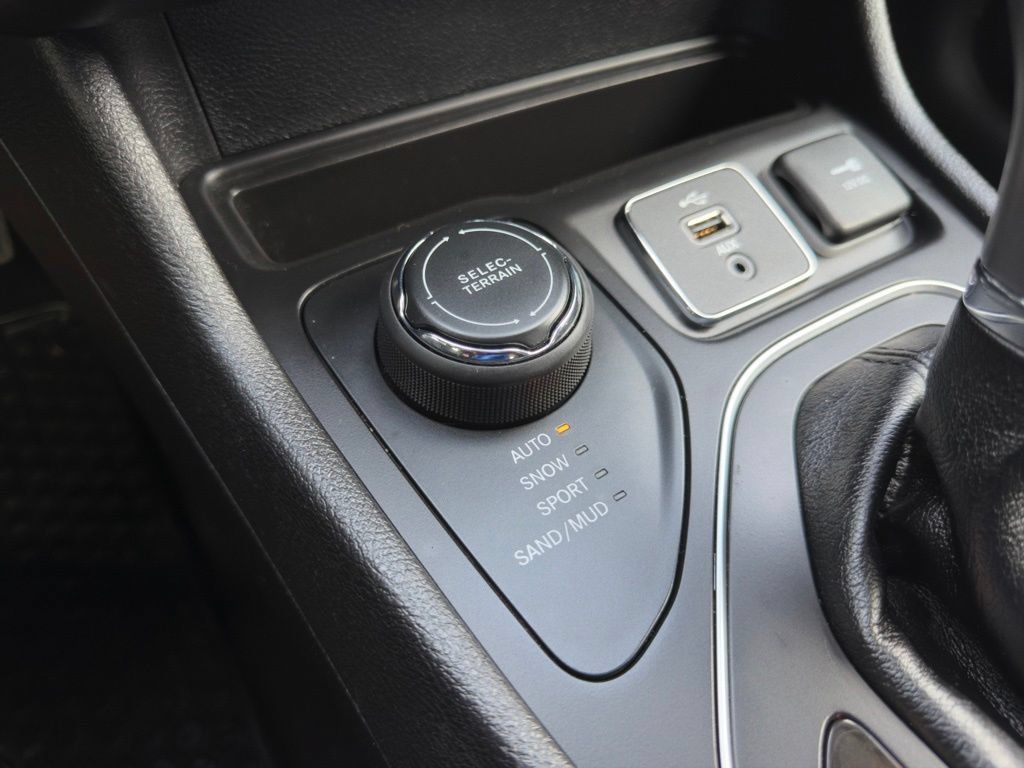 Used 2019 Jeep Cherokee Latitude Plus w/ Cold Weather Group AWD/4WD image 14