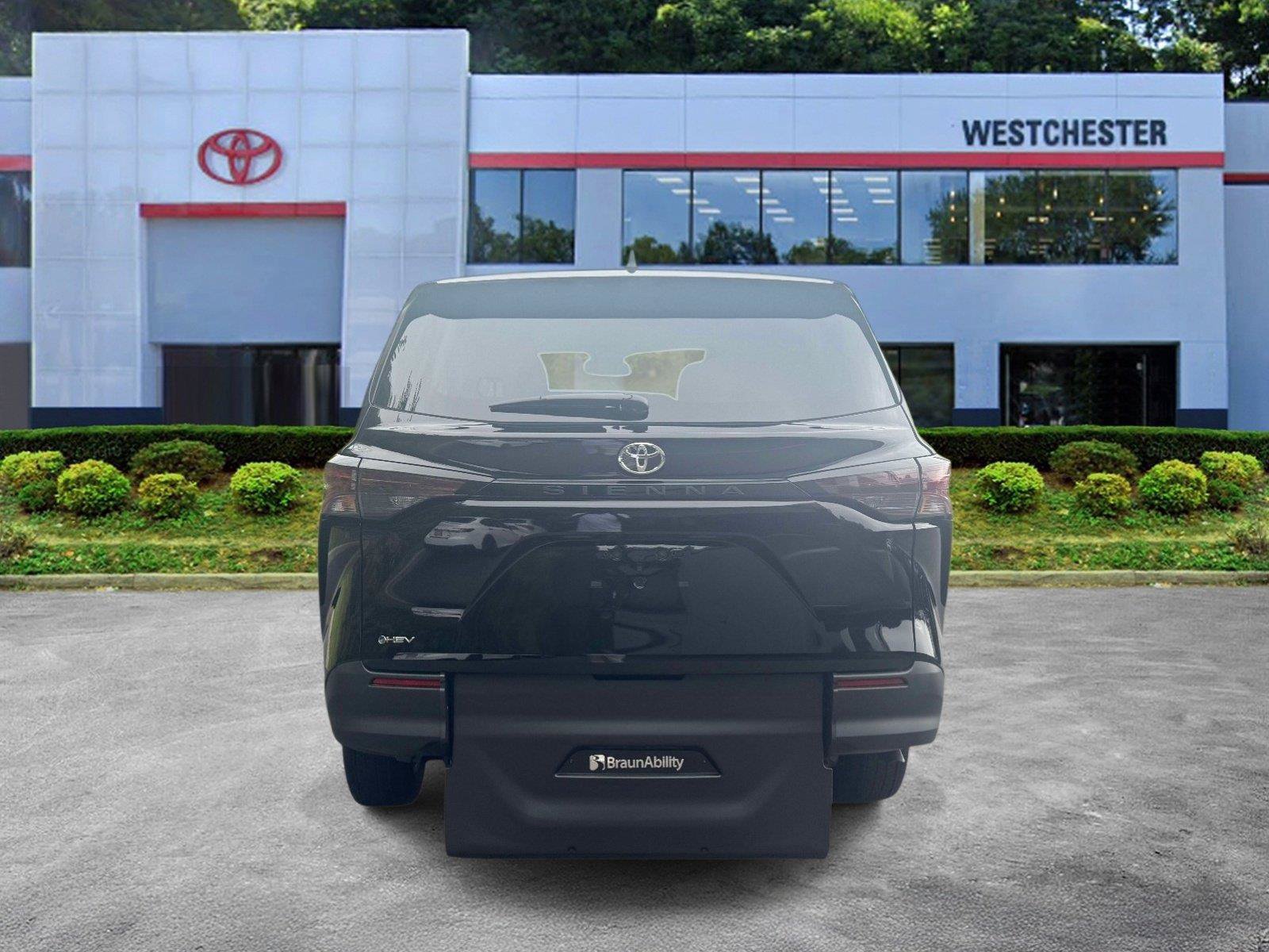 Used 2026 Toyota Sienna LE FWD image 6