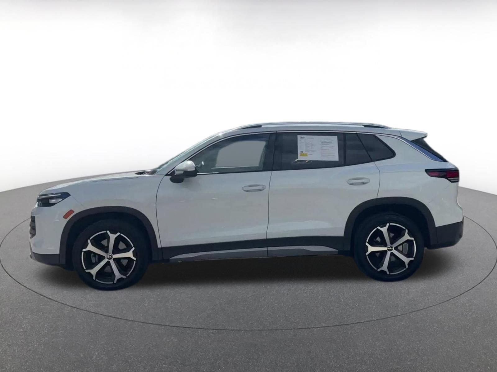 Used 2026 Volkswagen Tiguan SE AWD/4WD image 8