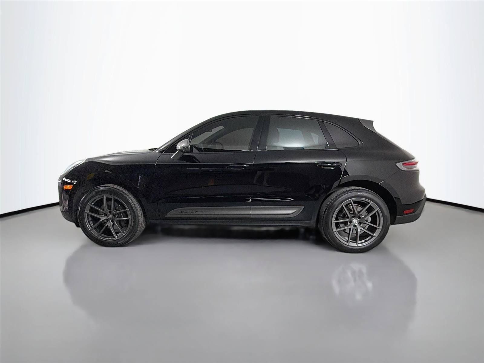 Certified 2024 Porsche Macan Turbo AWD/4WD image 2