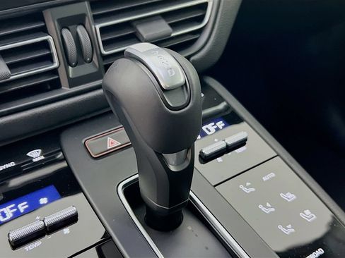 Certified 2026 Porsche Macan AWD/4WD image 19