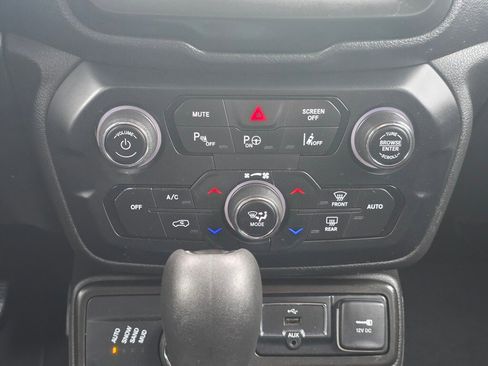 Used 2021 Jeep Renegade Latitude w/ Luxury Group I image 14