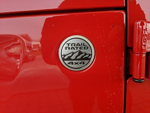 Used 2018 Jeep Wrangler Unlimited Sahara image 12